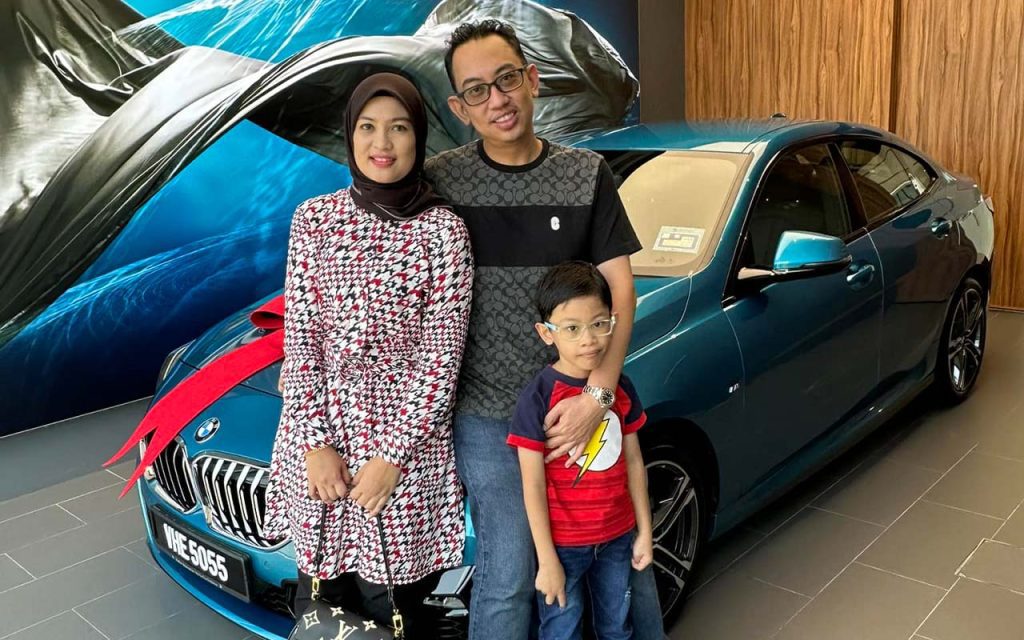 Dato' Royfaizal bersama isteri dan anaknya bergambar dengan kereta baru isterinya