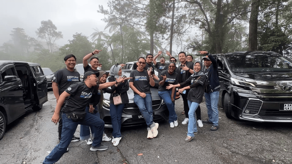 Dato' Royfaizal bersama staff GMI Markets bergambar di Genting Highlands semasa team building